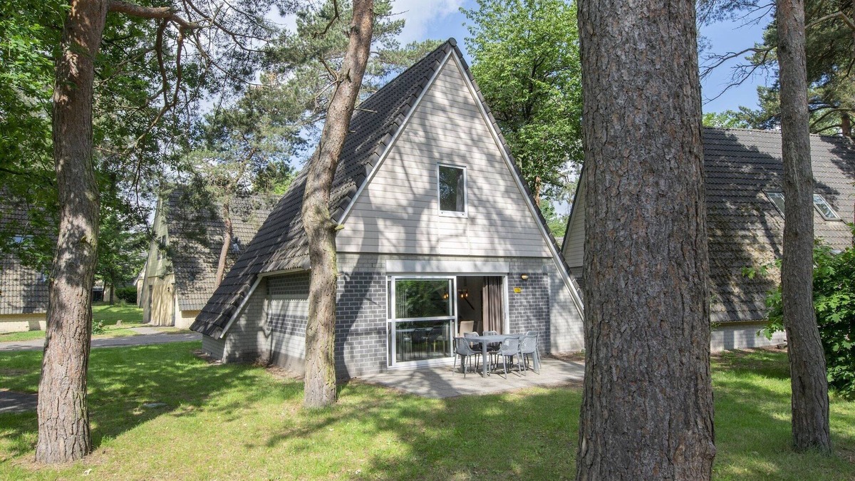Municipality of Oosterhout House | Cozy Woodland Getaway