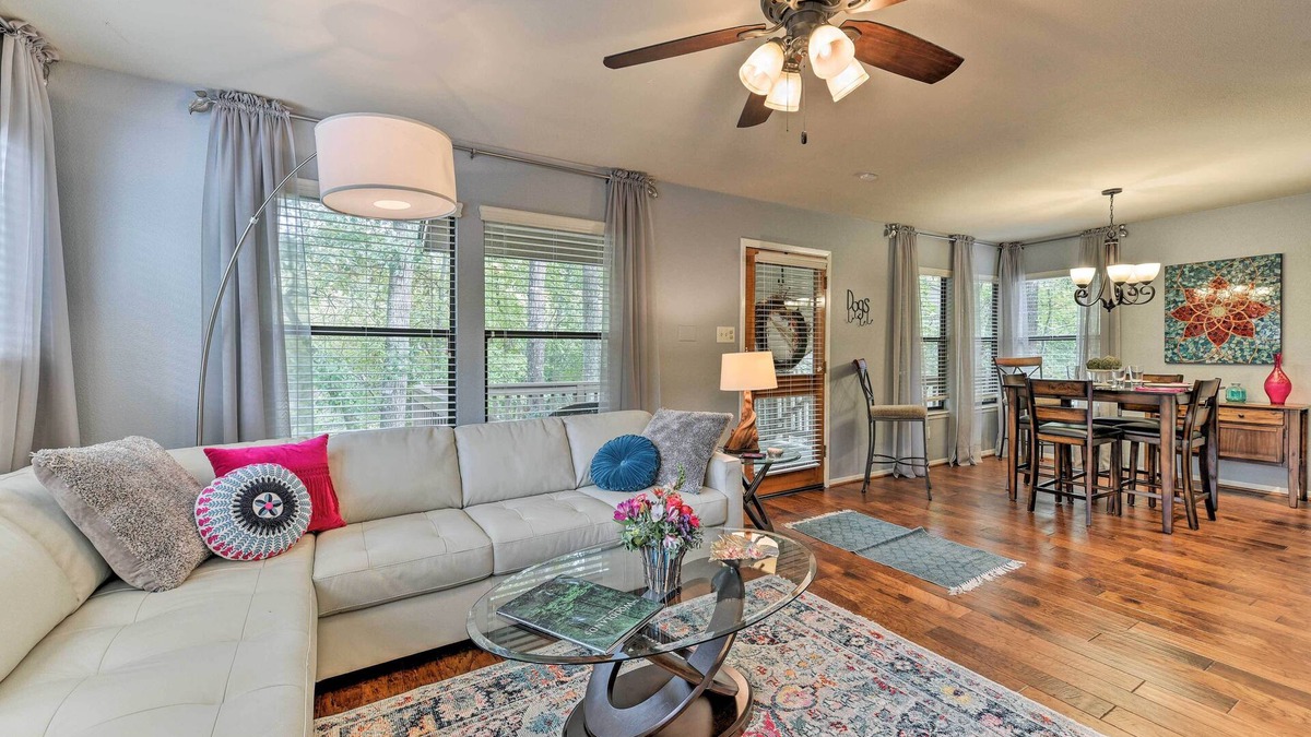 Grogan's Mill House | Cozy Woodlands Townhome w/Deck Near Market Street