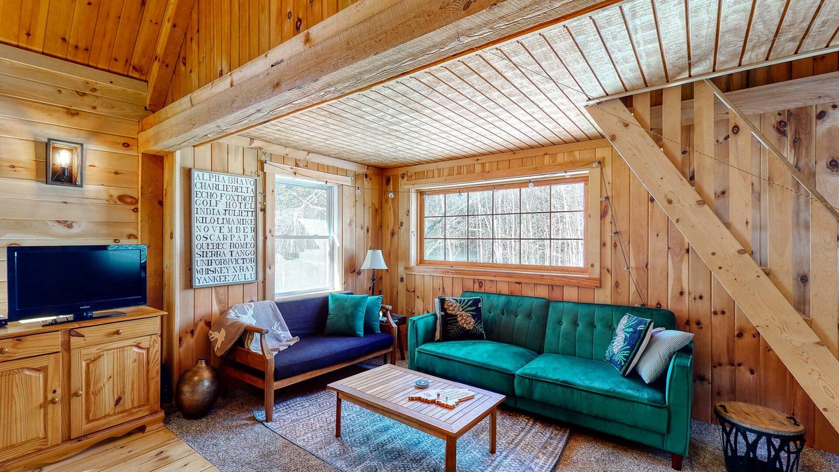 Greenville Cabin | Cozy woodsy Cabin w/a Deck, Firepit, Gas Grill, Free WiFi, & Full Kitchen