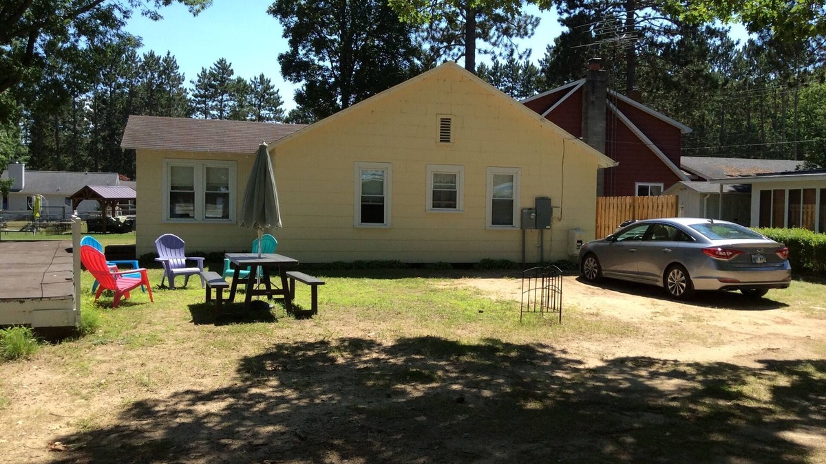 Higgins Lake Cottage | Cozy Yellow Lakefront Cottage