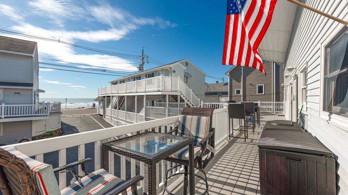 York Beach Apartment | Cozy York Studio w/Ocean View, Steps to Beach!