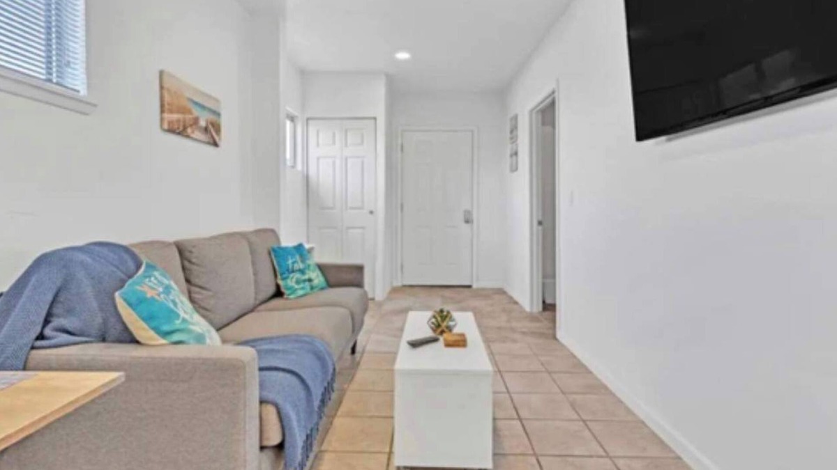 Bay Park House | CozyCondo/OutdoorDining&Sunshine/2BRHideaway