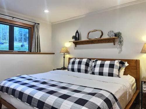 Central Vermont- Killington House | CozyDen - AC, Grill, Bike to Mountain, Porch!