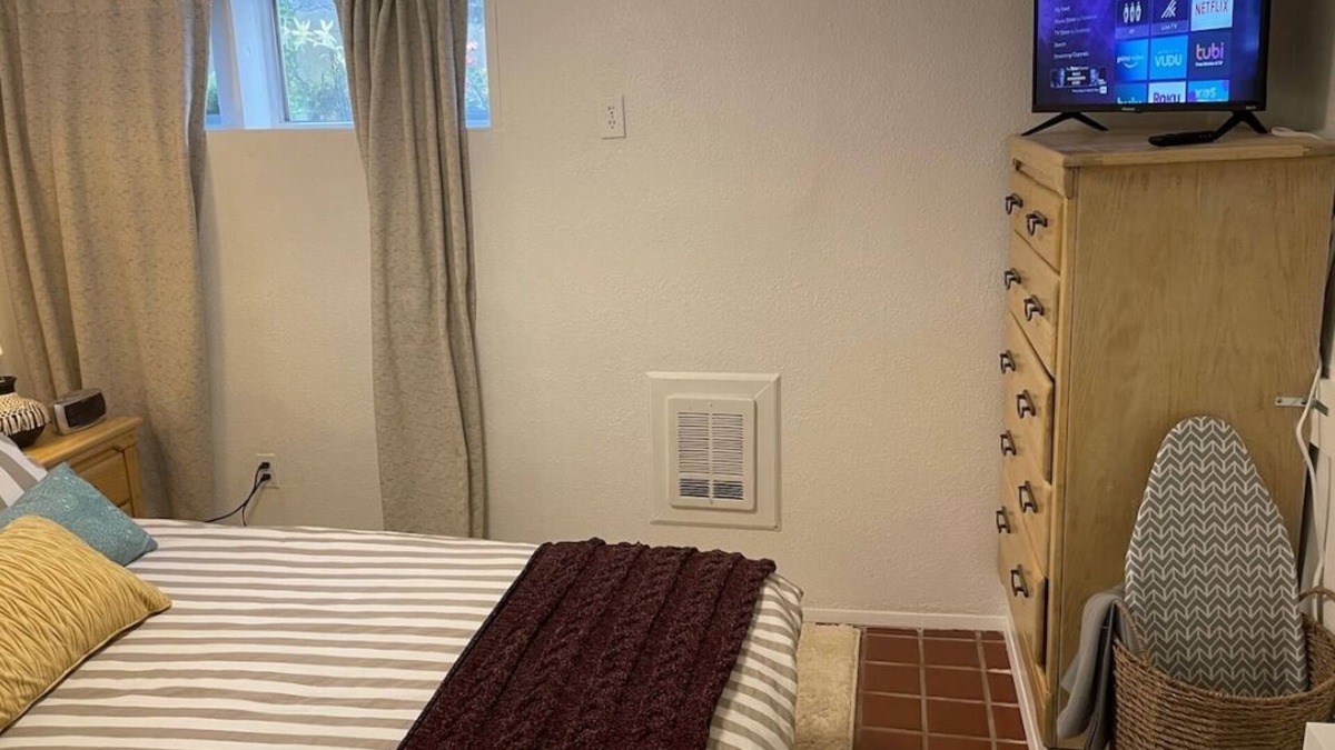 SeaTac House | CozyPrivate Peaceful 7mins>Airport Front Door Parking Pet Friendly Lodge Duplex