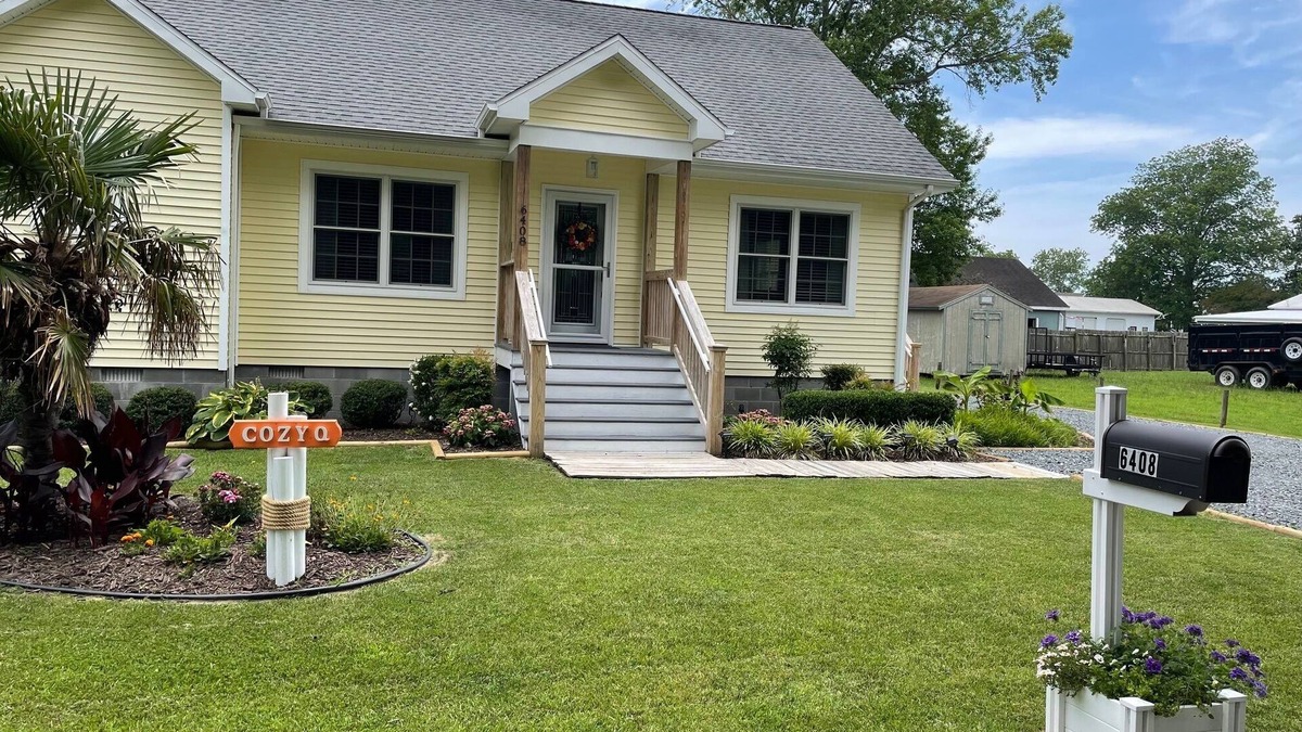 Chincoteague House | CoZyQ is a 2-bedroom, 2 full baths cottage in charming Chincoteague Island, VA