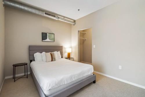 Mill District Apartment | CozySuites 2BR Mill District with pool, gym #02