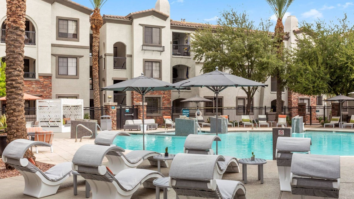 Glendale Sports and Entertainment District Apartment | CozySuites at Glendale