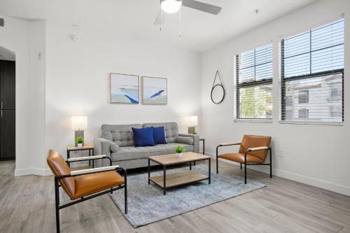 Glendale Sports and Entertainment District Apartment | CozySuites Glendale by the stadium with pool 12