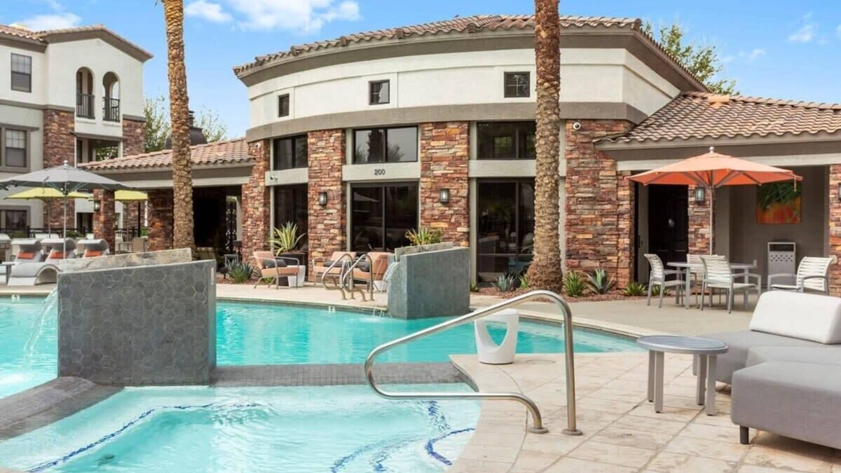 Glendale Sports and Entertainment District Apartment | CozySuites Glendale by the stadium with pool 09