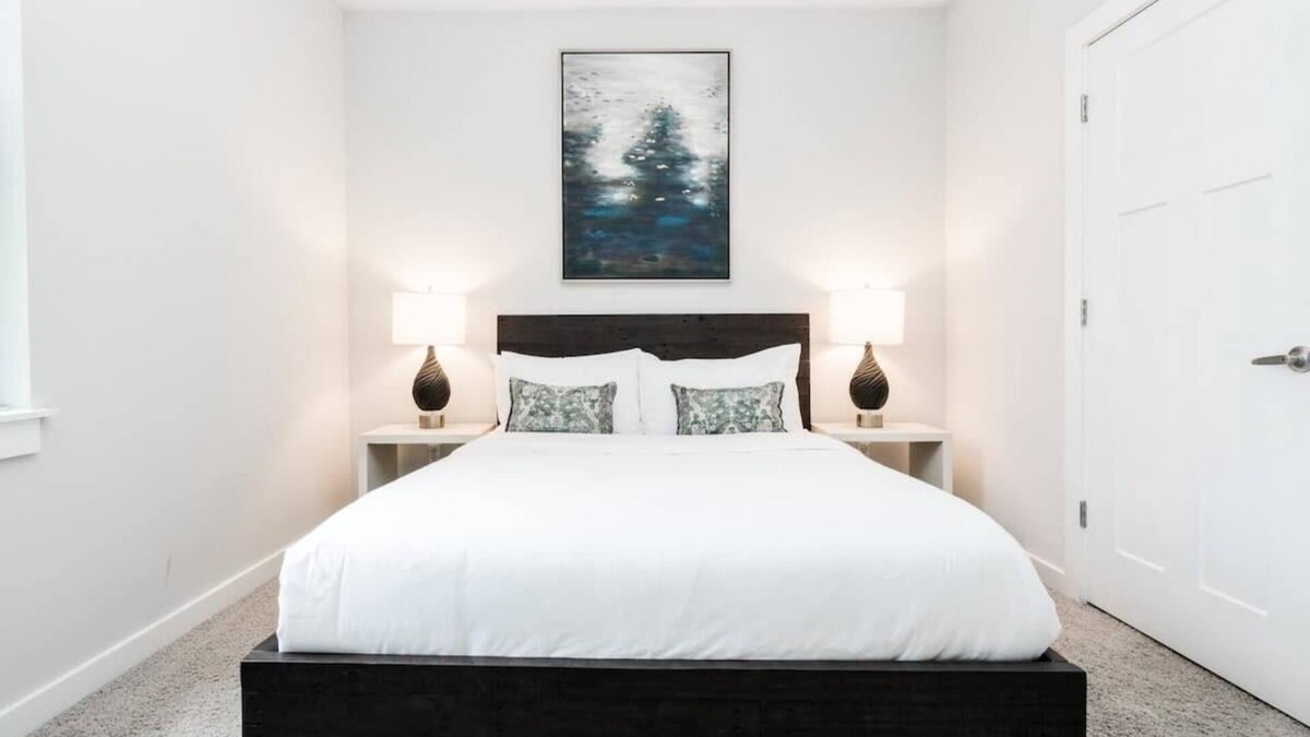 Music Row Apartment | CozySuites Music Row Stunning 2BR with free parking 05