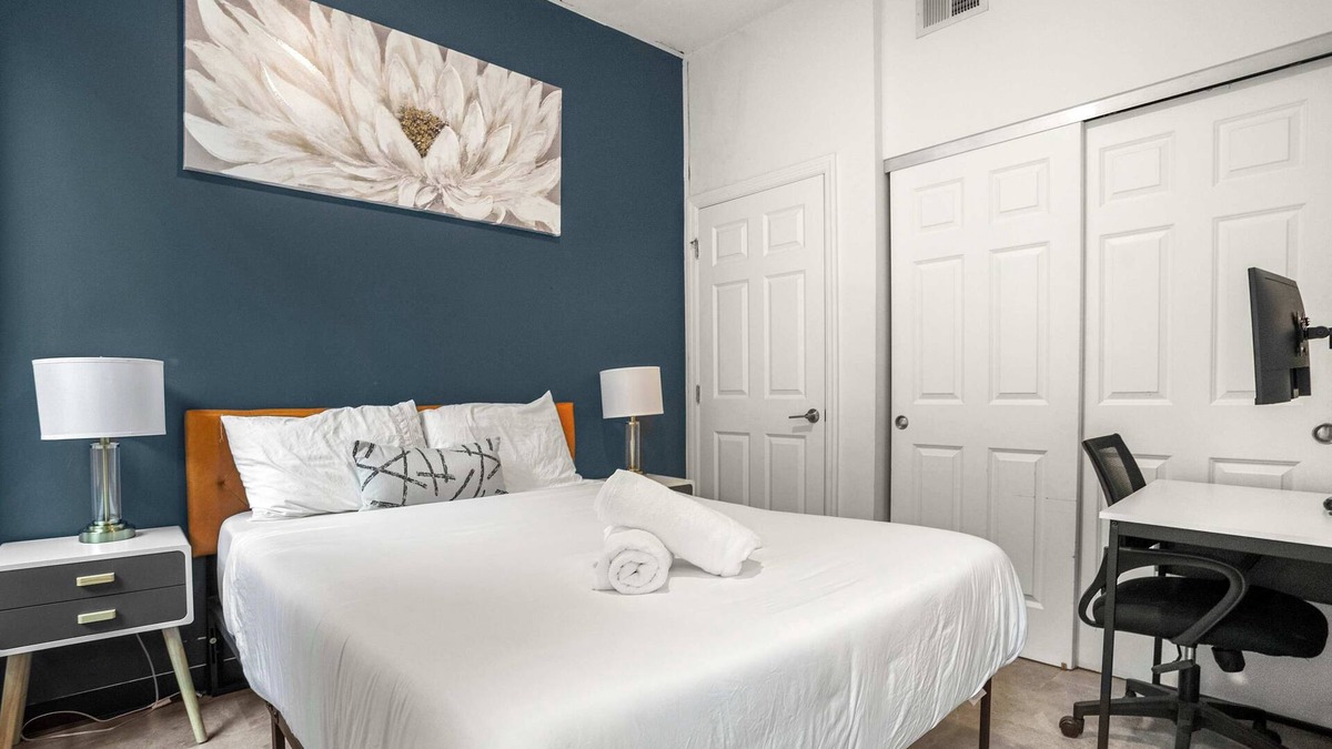Cultural District Apartment | CozySuites Stunning 1BR in Downtown Pitts 43
