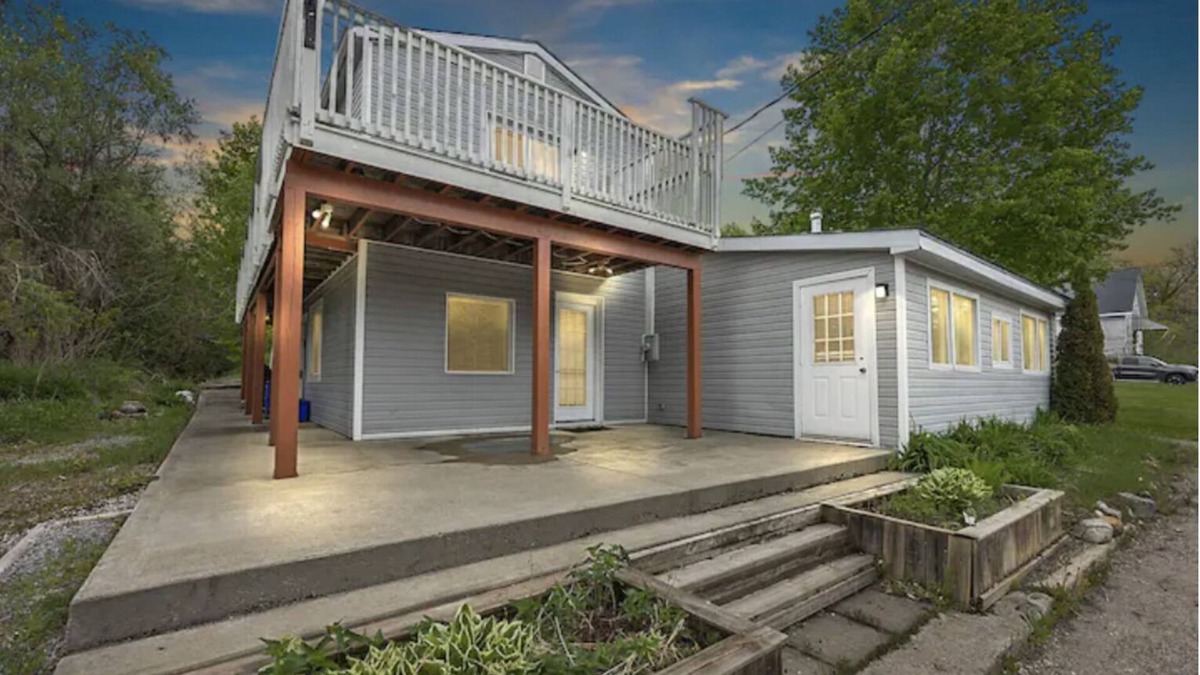 Central Frontenac Cottage | Cozzzy cottage next to public beach