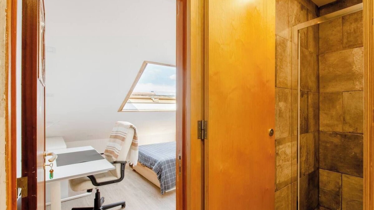 Coimbra Cabin | CQ12 ❤️ Cozy Room with Double Bed | Weekly Cleaning