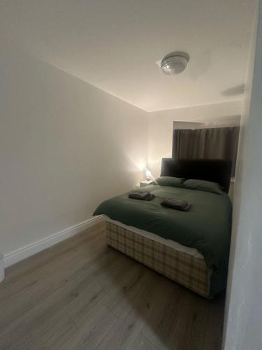 Waddon Apartment | CR0 Purley Way Serviced Accommodation