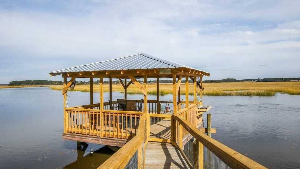 Midway House | Crabbin Cabin * Spacious, Seasonal Riverside Home