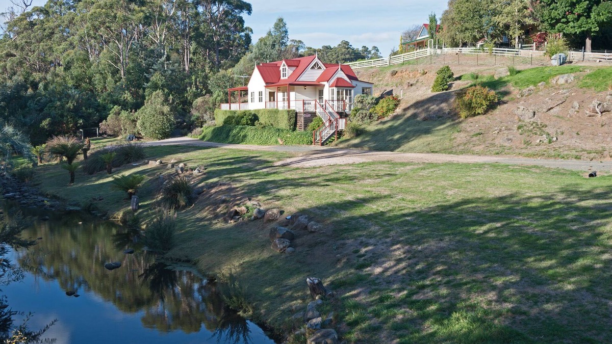 Grove Cottage | CRABTREE RIVER COTTAGES - EMILY COTTAGE -RIVERFRONT RELAXATION