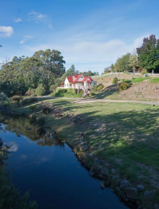 Grove Apartment | CRABTREE RIVERFRONT COTTAGES 2 cottages EMILY & ELIZA COTTAGES Beautiful riverfront peaceful location RELAX & ENJOY