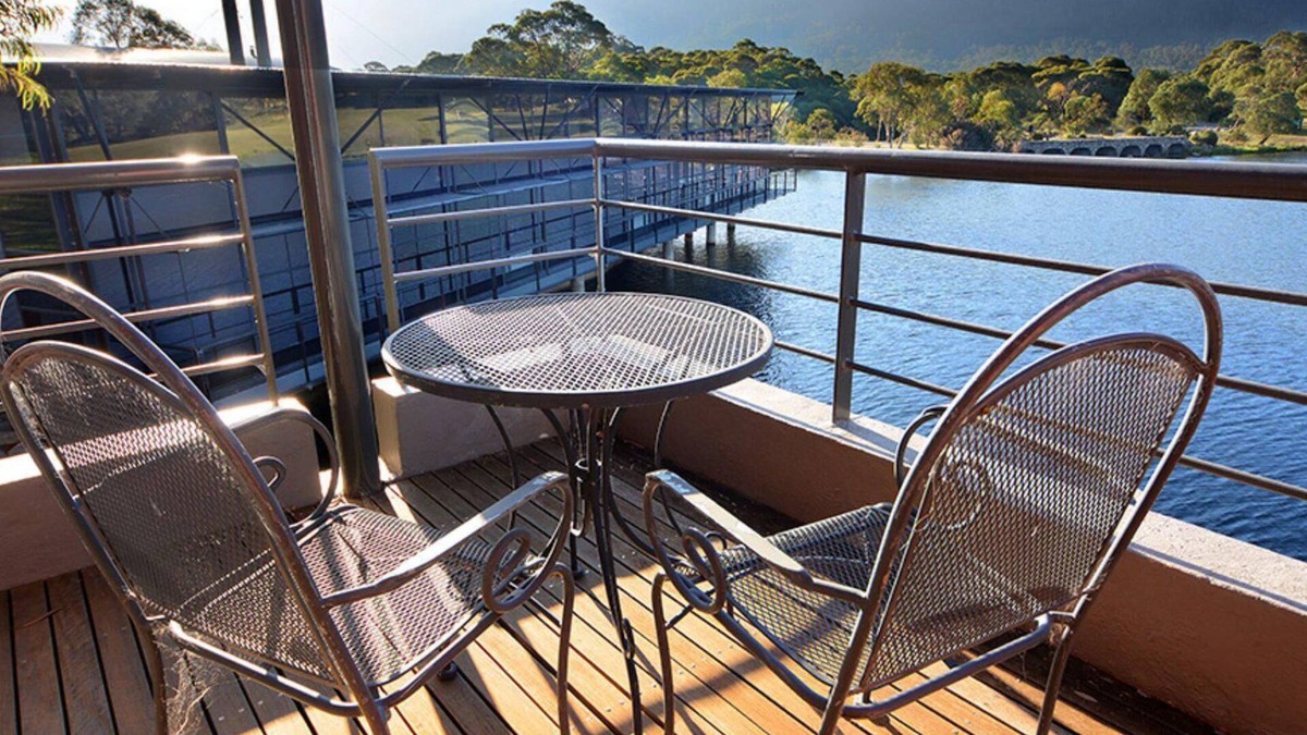Lake Crackenback Apartment | Crackenback 2 - Lakeside Over the Water Apartment with resort facilities