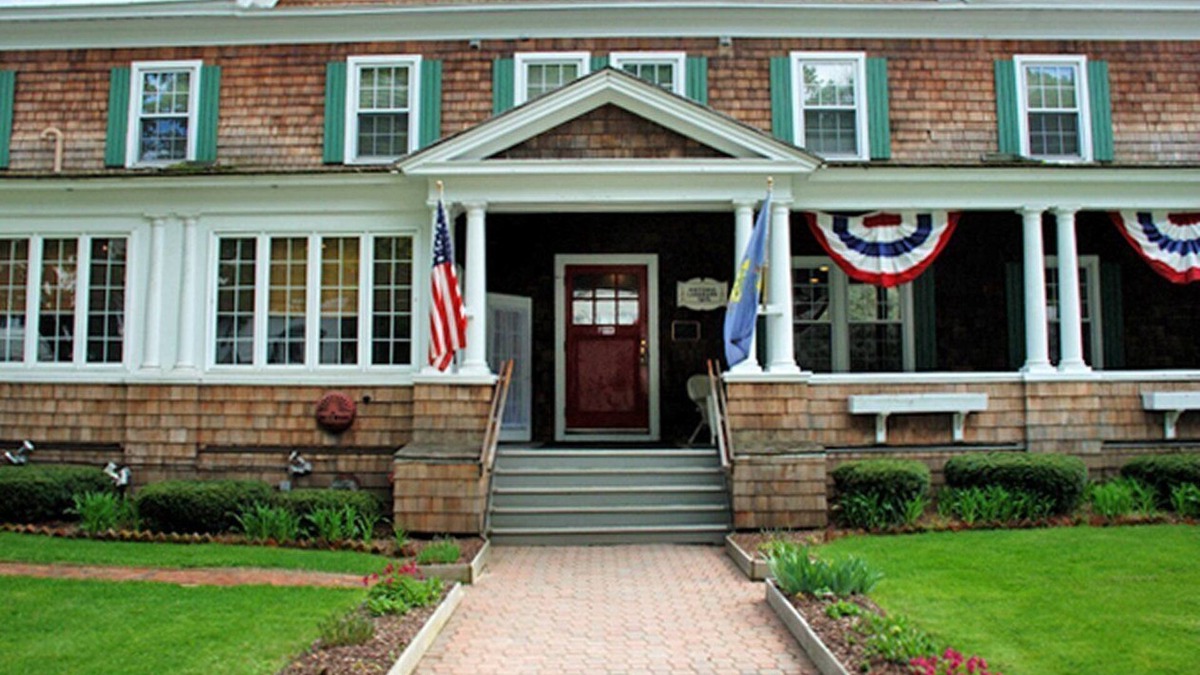 Wilmington Apartment | Crafts Inn, Hotel Suite with pool and hot tub.