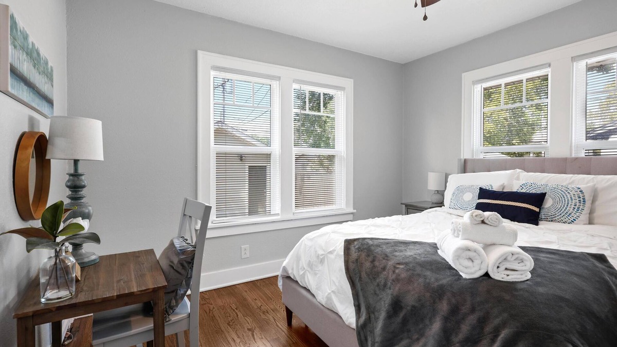Joplin House | Craftsman Bungalow W/King Beds & Stocked Kitchen.