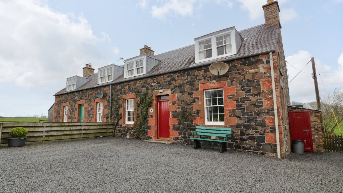 Kelso Cottage | CRAGGS COTTAGE, pet friendly, with open fire in Kelso
