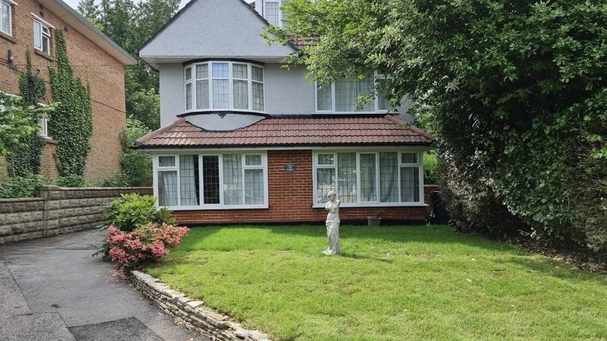 Bournemouth Villa | Cragside Villa with Hot Tub