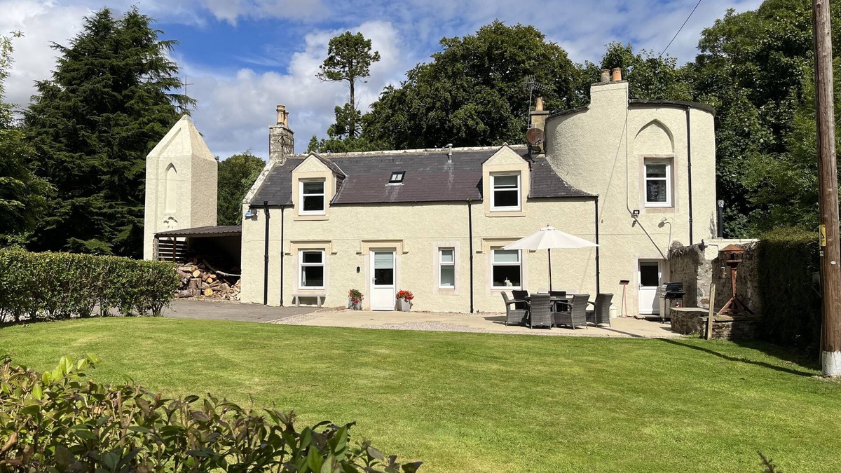 Banff Cottage | Craig Cottage.beautiful wildlife filled historic country cottage