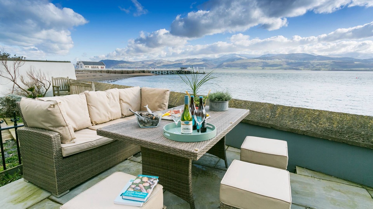 Beaumaris Cottage | Craig Hyfryd - a coastal that sleeps 12 guests in 6 bedrooms