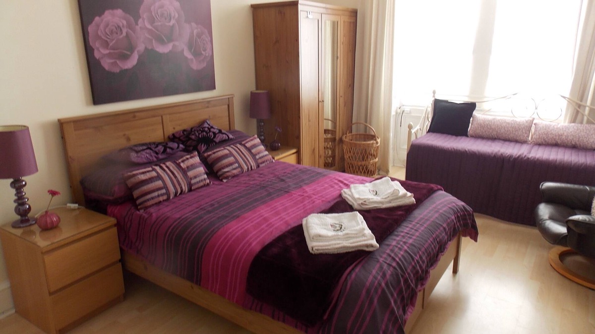 Morningside Apartment | CRAIGHOUSE APARTMENT - free wifi - free on street parking, close to city cent