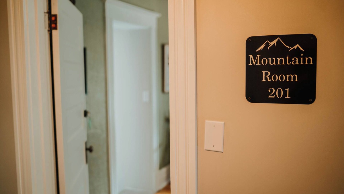 Snow Shoe Bed & Breakfast | Cramer Family Mountain Inn