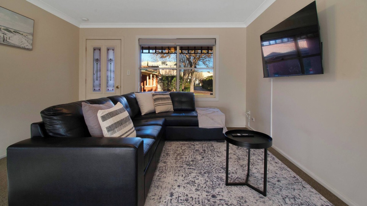 Wagga Wagga Apartment | Crampton Comforts - Walk to CBD, Cosy & Homely