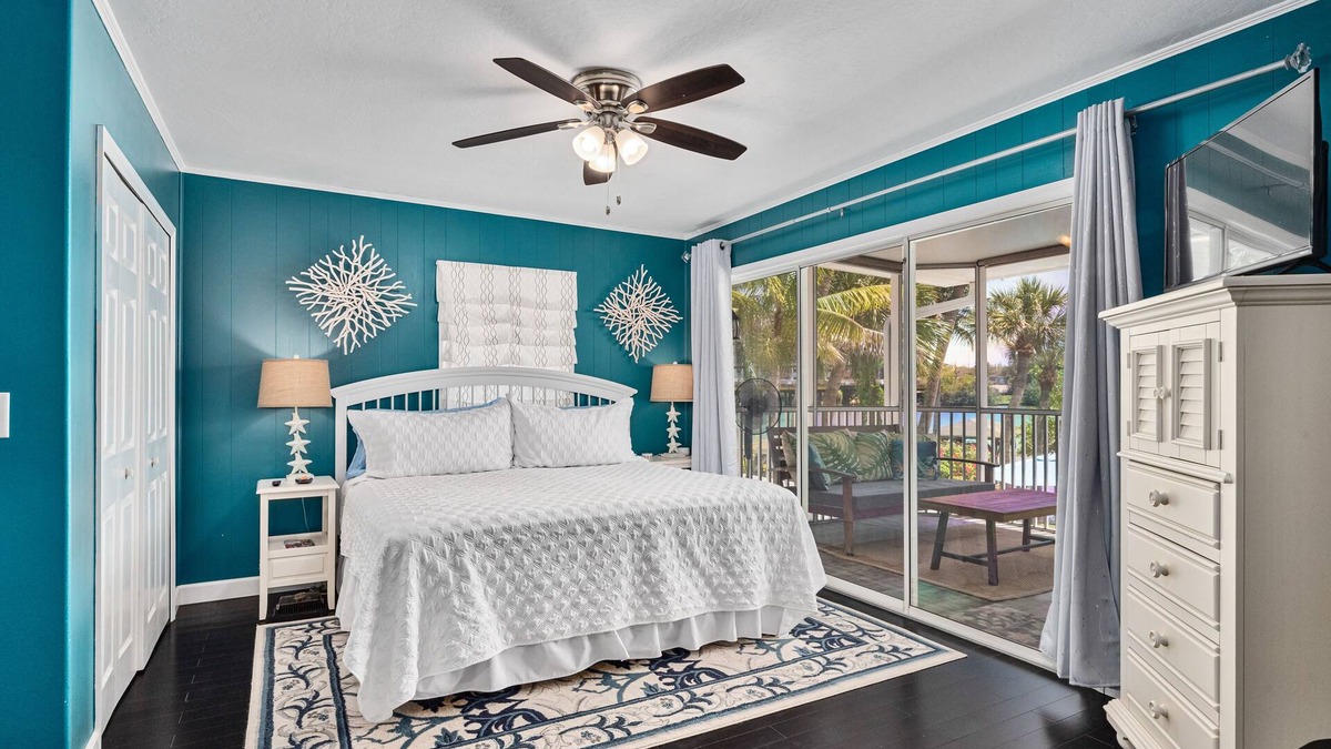 Historic Downtown Melbourne Bed & Breakfast | Crane Creek Inn Heron Room: Waterfront Pool B&B