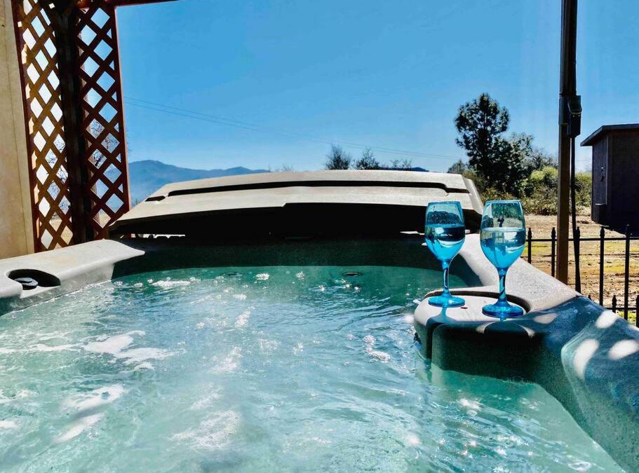 Ahwahnee House | Crane Suite Hot Tub Bbq King Bed- Sleeps 4