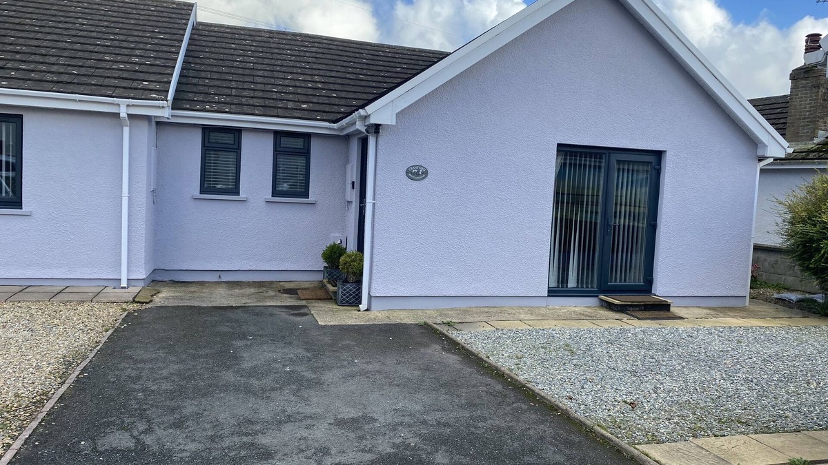 Hundleton Apartment | CRANFORD COTTAGE, pet friendly, with a garden in Pembroke