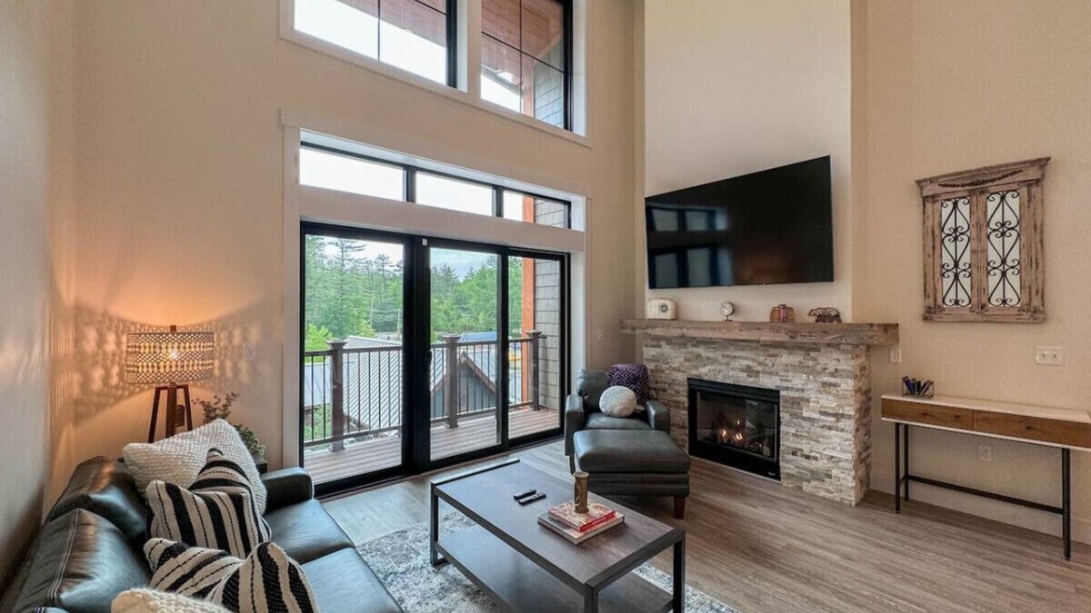 North Conway Condo | Cranmore Escape | Modern, Walk to Town, Pool!