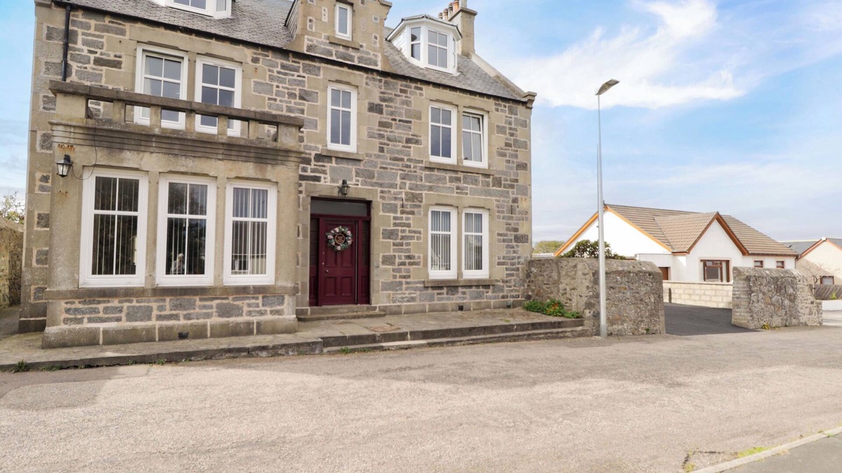 Cullen Cottage | CRANNOCH SELF CATERING, pet friendly, with hot tub in Cullen