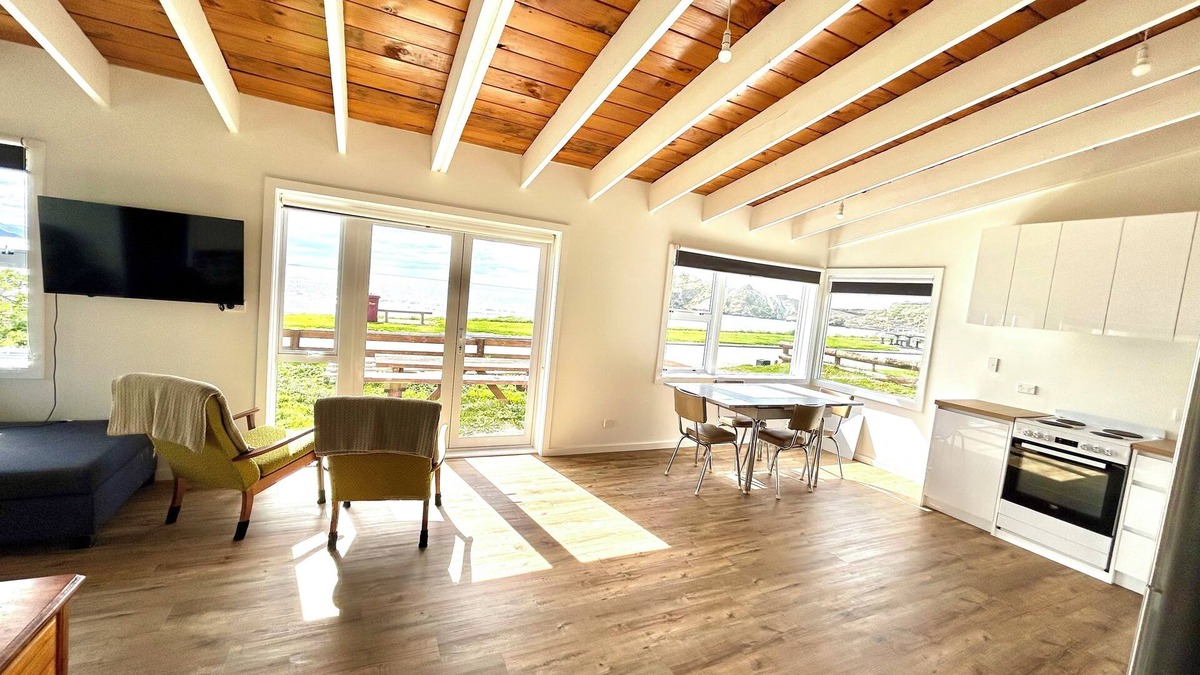 Castlepoint House | Crayfish Cove - Unsurpassed Water front location!