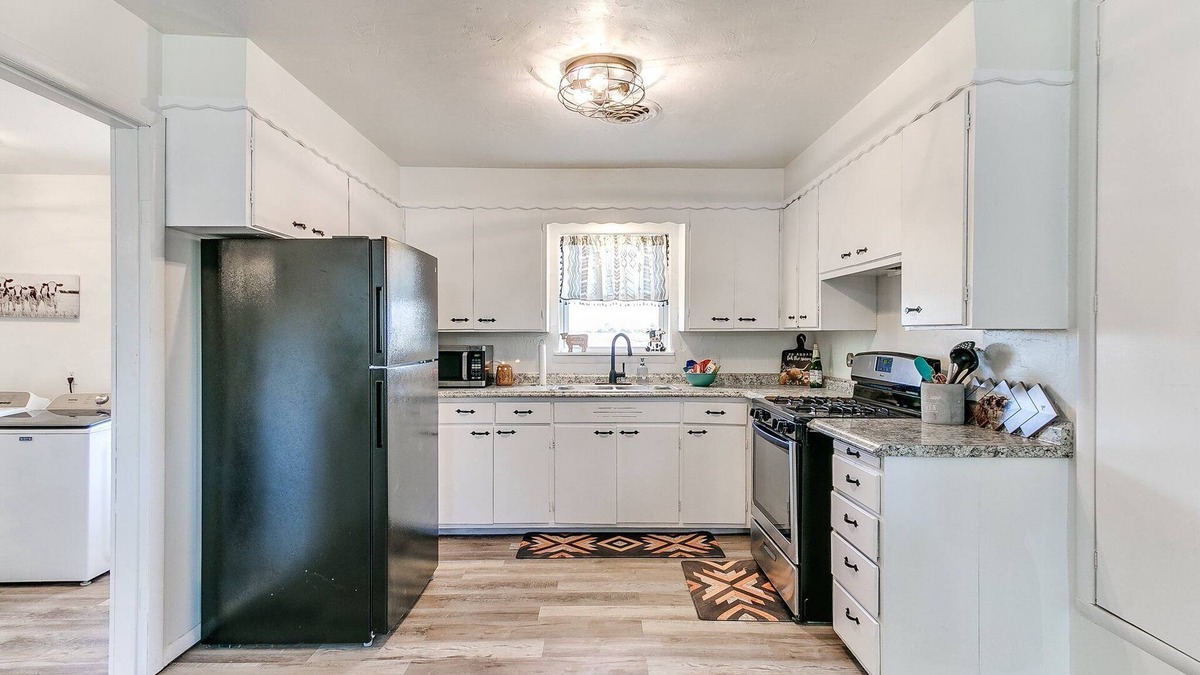 Chandler House | Crazy Cow Farmhouse with Sweeping Country Views in Chandler, OK