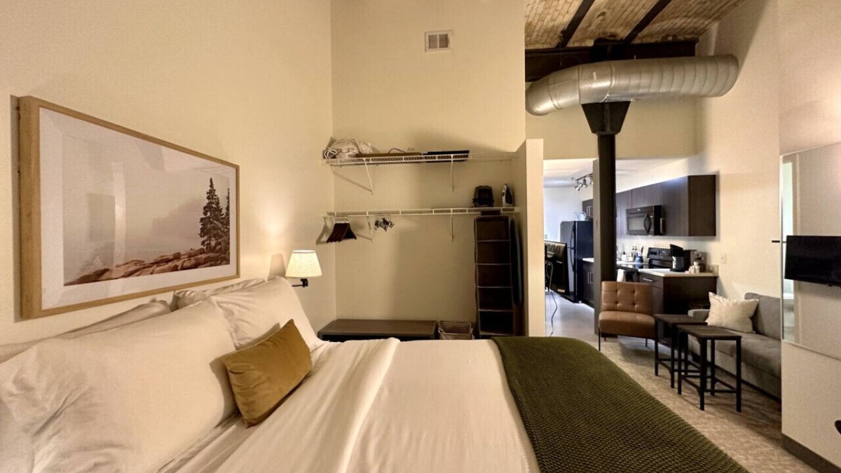 Westown Apartment | Cream City Studio Apt - Just 3 Blocks to Fiserv with Gym and Parking