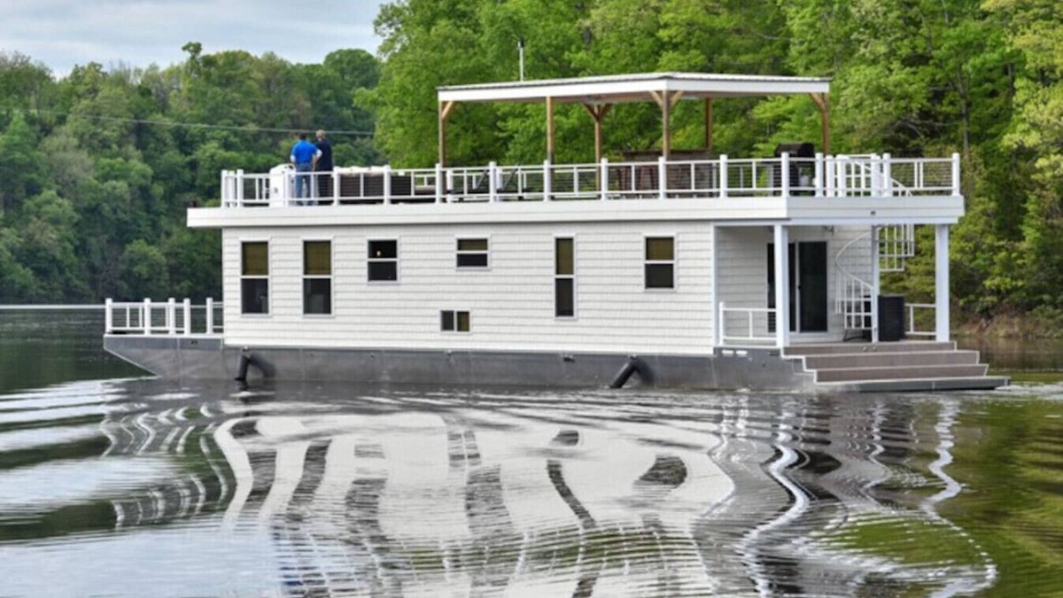 Nancy Boat Rental | Cream Houseboat 4 Bedroom