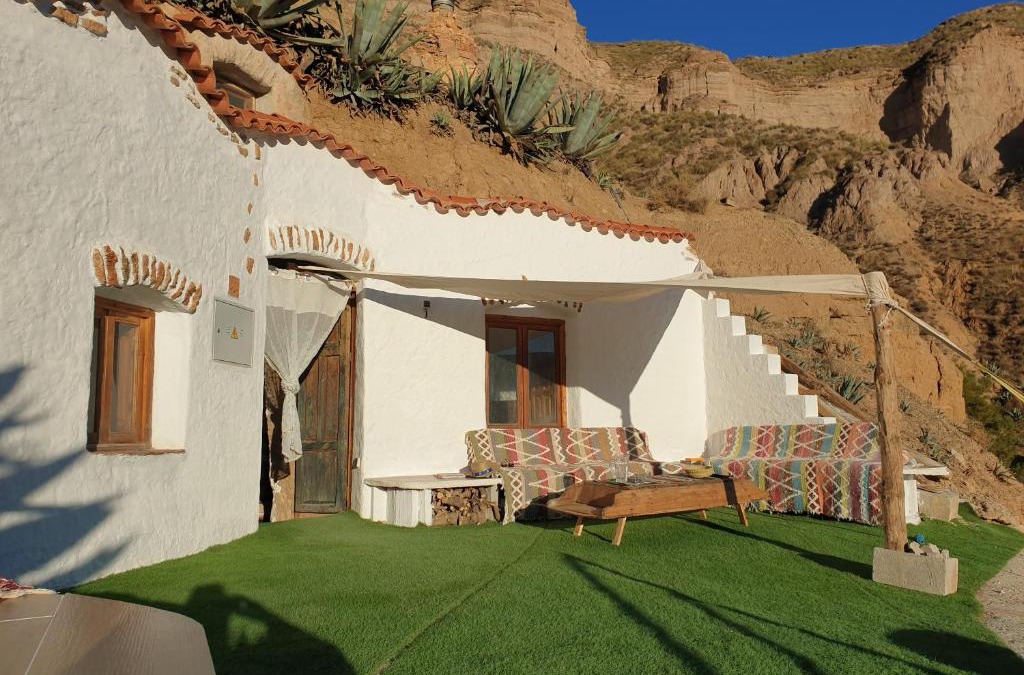 Gorafe House | Creatively designed CaveHouse with jacuzzi