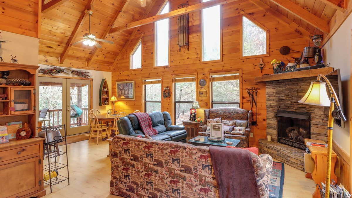 McCaysville Cabin | 'Creek Bend Escape' w/Hot Tub + River Views!