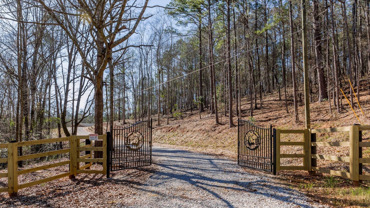 LaGrange House | Creek Lodge - LaGrange's Best Kept Secret