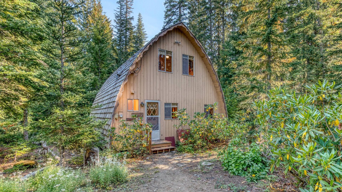 Government Camp Cabin | Creek-side mountain cabin with fireplace, balcony & full kitchen - near hiking
