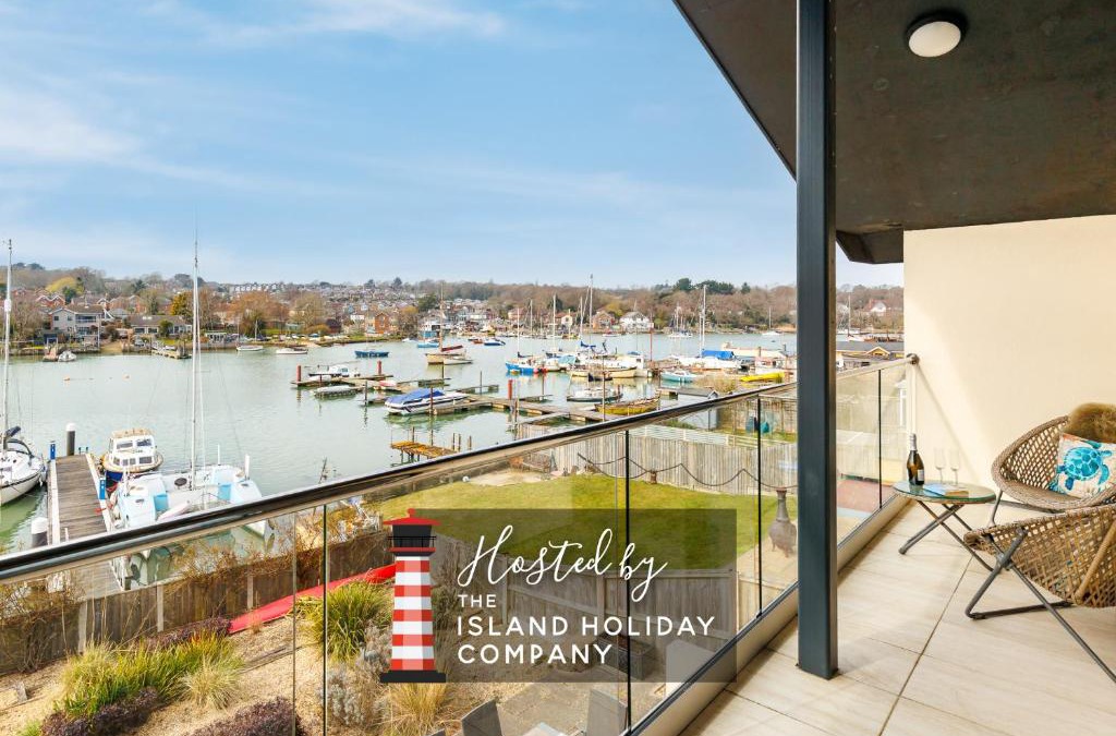 Ryde House | Creek View - A Tranquil Waterside Retreat with a Touch of Luxury and Pontoon