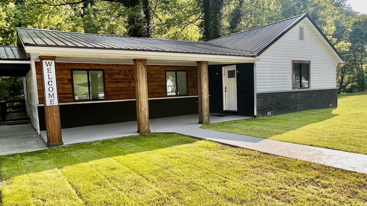 Borderland House | Creek View Retreat 3 Bedroom- 2 Full Bathroom. Cozy home