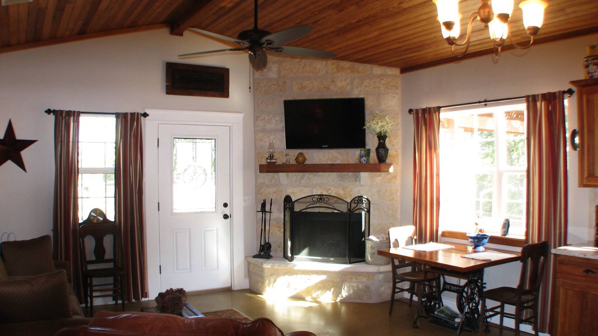 Fredericksburg House | Creekside Barn Located On Bear Creek Just Minutes From Fredericksburg