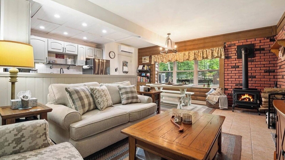 East Stroudsburg House | Creekside cabin home ENJOY PEACE/BEAUTY in LUXURY with quality bedding&MUCH MORE