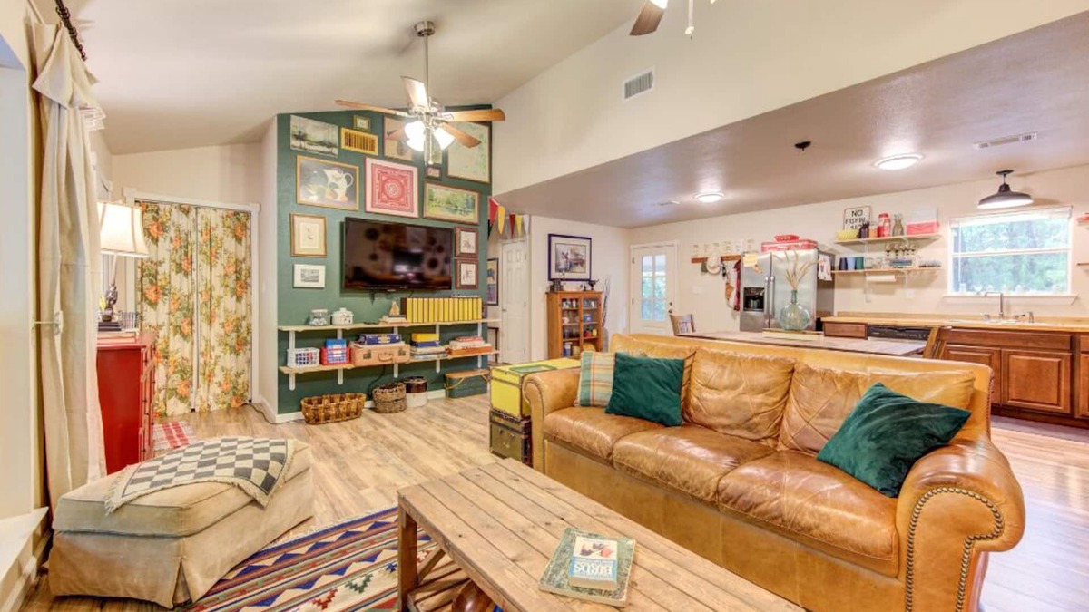 Riverside Cabin | Creekside Cabin 38