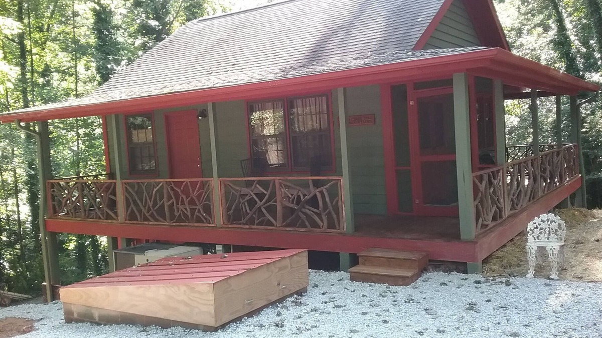 Clayton Cabin | Creekside Cabin Close to hiking trails and waterfalls